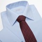 Modrá manžetová košile s vínovou kravatou.