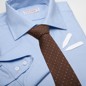 Modrá košile a hnědá kravata.