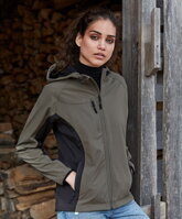 Dámská 3 vrstvá softshellová bunda s kapucí Tee Jays. Odolný materiál proti vodě a větru. 4 barevné varianty.