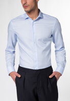 Pánská nežehlivá košile ETERNA s jemným kostkovaným vzorem ve světle modré barvě na bílém podkladu